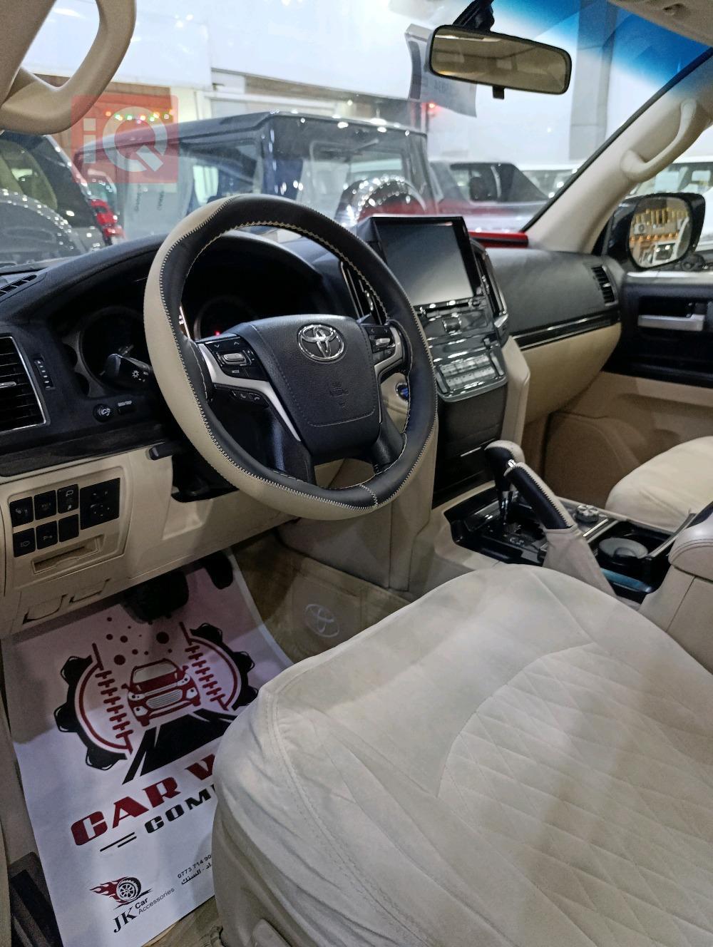 تۆیۆتا لاند کروزەر